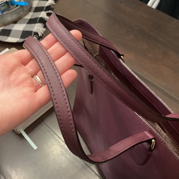 Like new Kate spade maroon colored tote. No stains and no sign of wear and tear - Picture 6 of 7